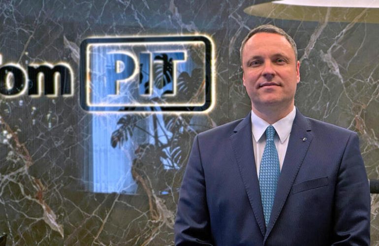 Robert-Orehek2-xx-69aa7afedc716.jpg.cut.n-69aa7aff88147.jpg.840px